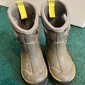 Bogs kids boots spider pattern